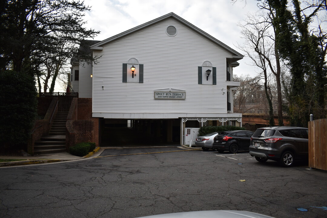 2050 N Calvert St in Arlington, VA - Building Photo