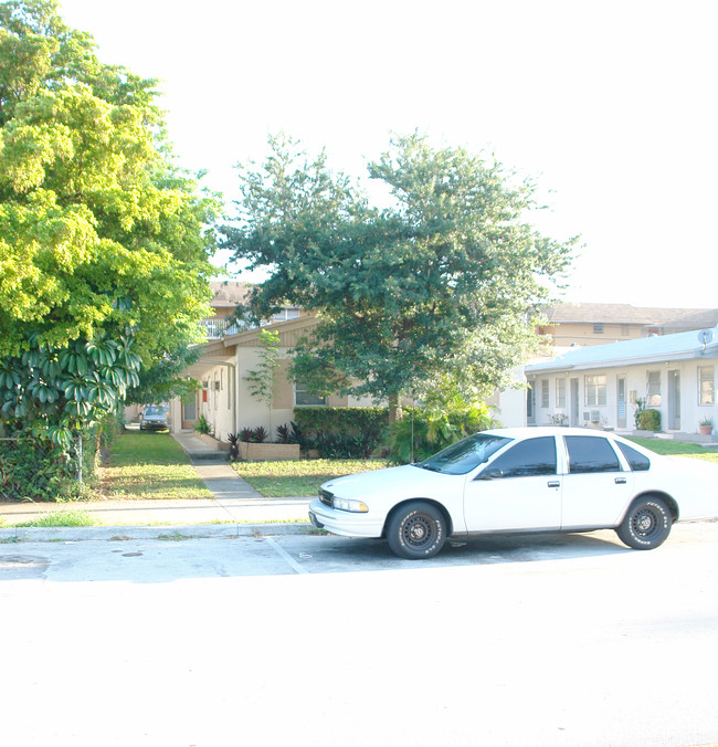 2349 NE 172nd St in North Miami Beach, FL - Foto de edificio - Building Photo