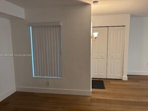 7670 SW 82nd St in Miami, FL - Foto de edificio - Building Photo