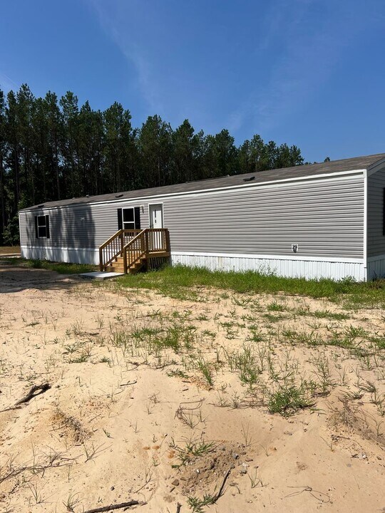 992 Evergreen Dr in Galivants Ferry, SC - Foto de edificio