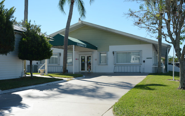 Village on the Greens in Bradenton, FL - Foto de edificio - Building Photo