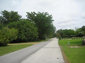 7020 SW 71st Ave in Miami, FL - Building Photo