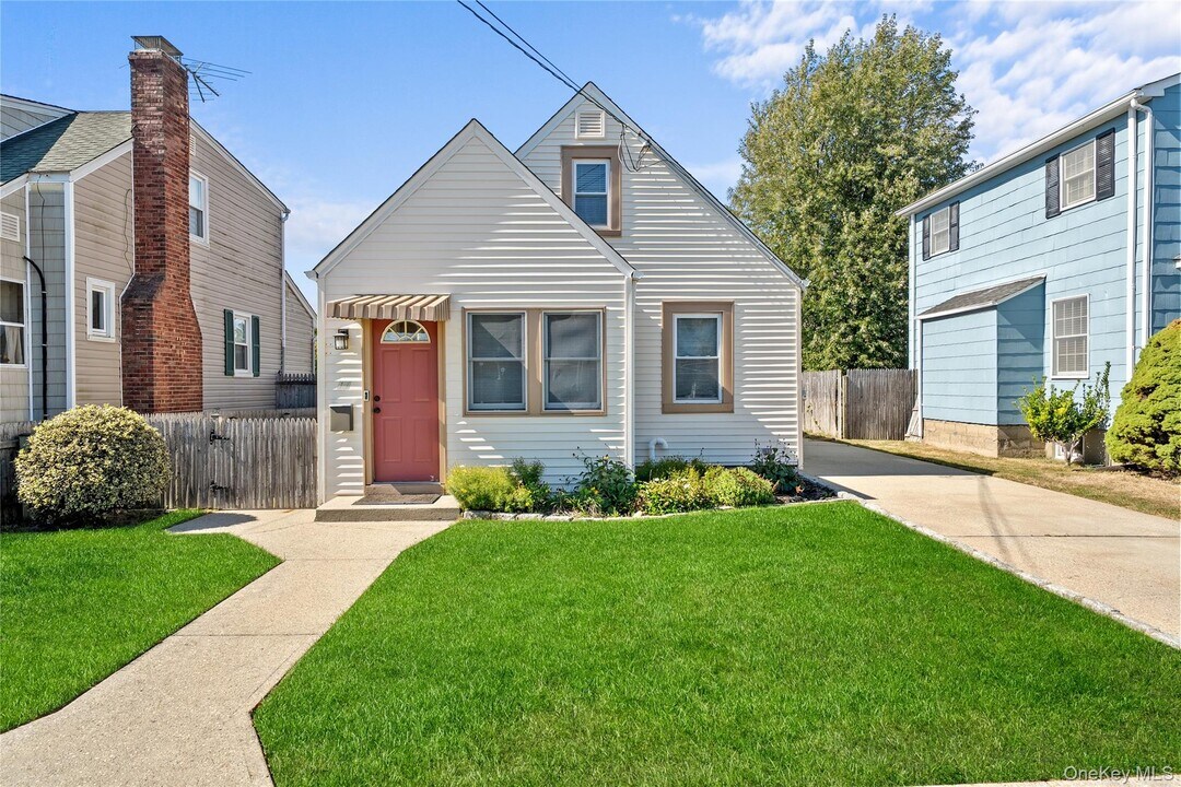 11 Wilson Ave in Amityville, NY - Foto de edificio