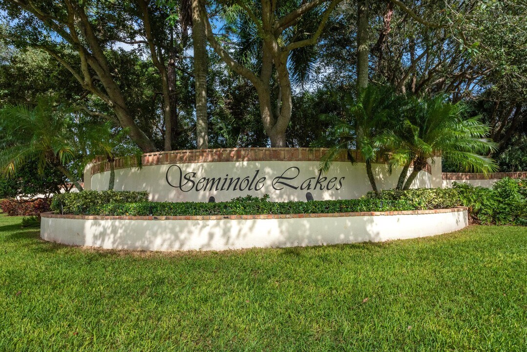 285 River Bluff Ln in Royal Palm Beach, FL - Building Photo