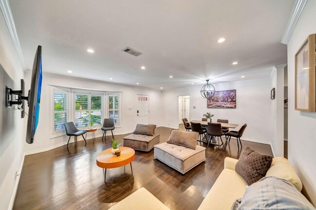 17946 Valley Vista Blvd in Encino, CA - Foto de edificio - Building Photo