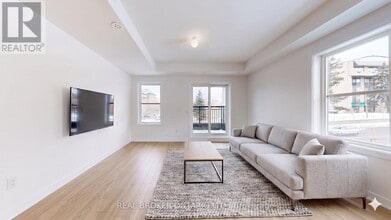 15100 Yonge St in Aurora, ON - Building Photo - Building Photo