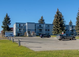 Robinson Mews in Lloydminster, AB - Building Photo - Building Photo