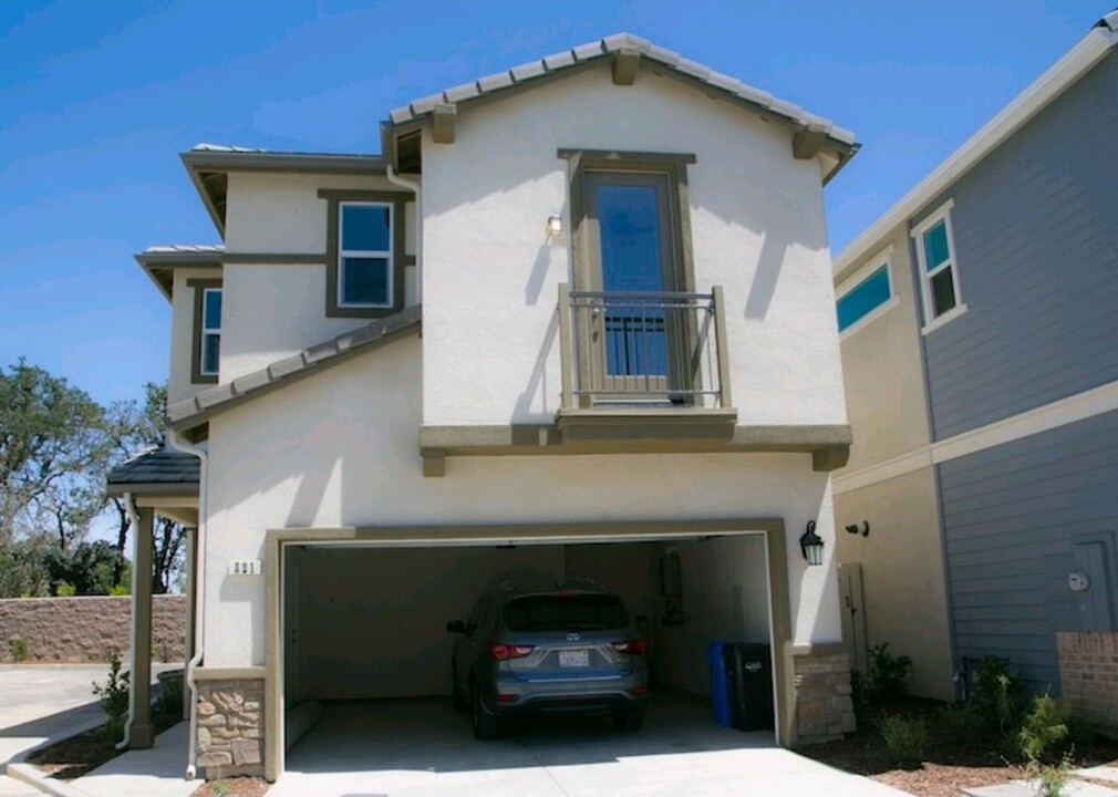 321 Oak Hill Rd in Paso Robles, CA - Foto de edificio