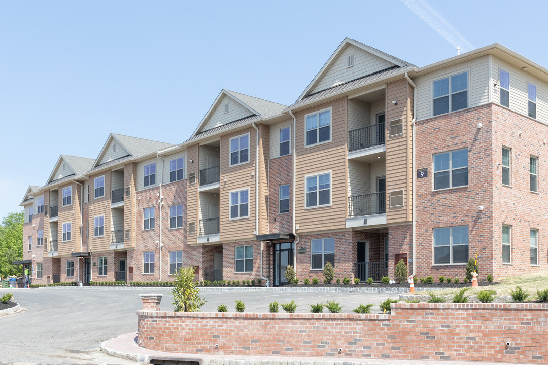 Vista at Hillside Gardens in Keasbey, NJ - Building Photo