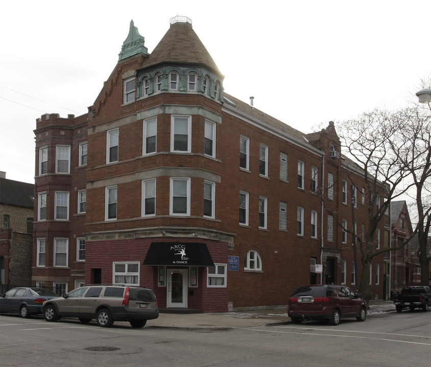 2074 N Leavitt in Chicago, IL - Building Photo