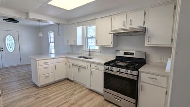 1874 Manor Dr in Norton Shores, MI - Building Photo - Building Photo