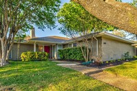 6009 Black Berry Ln in Dallas, TX - Foto de edificio - Building Photo