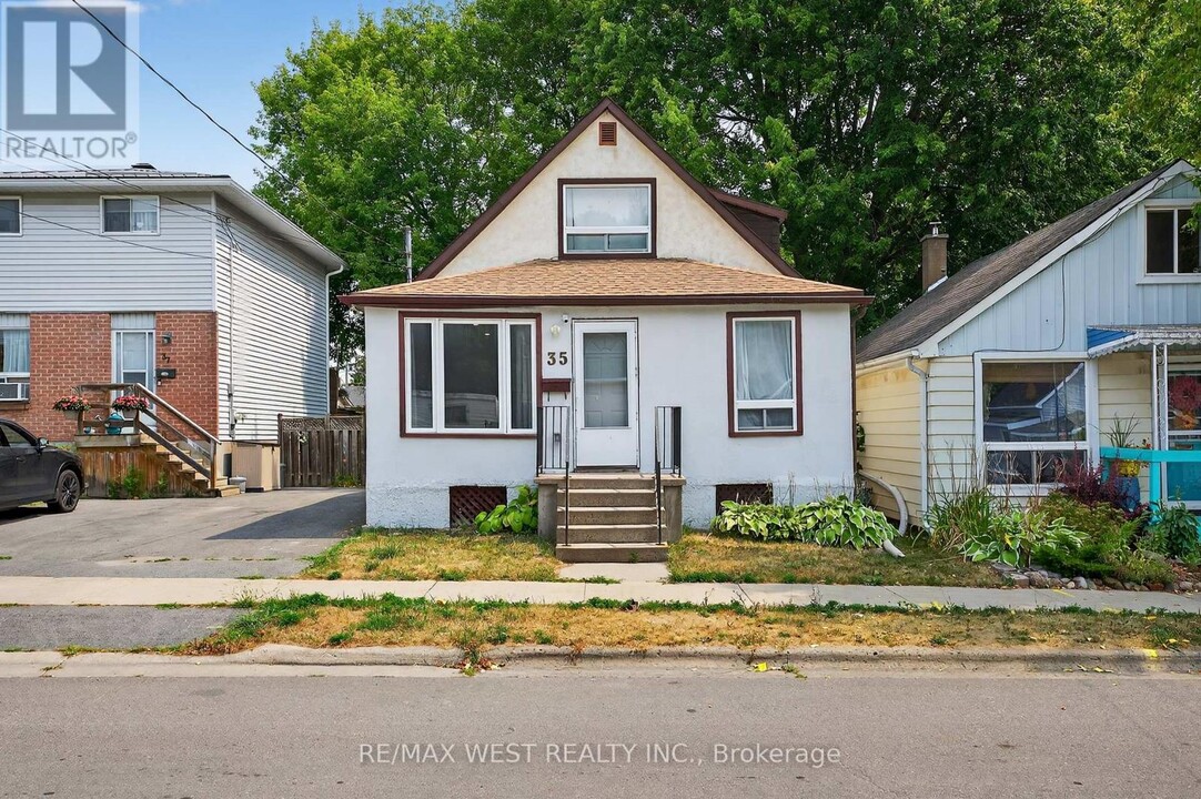 35 Kingscourt Ave in Kingston, ON - Building Photo
