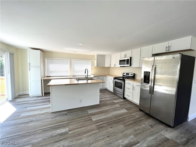 19381 Durrance Rd in North Fort Myers, FL - Foto de edificio - Building Photo