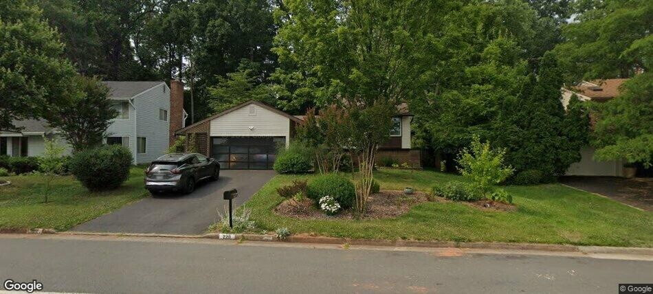 220 Sugarland Run Dr in Sterling, VA - Building Photo