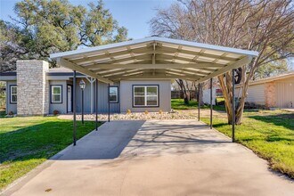 809 N West St in Burnet, TX - Building Photo - Building Photo