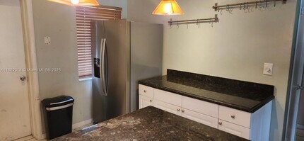 2433 NW 9th Terrace in Wilton Manors, FL - Foto de edificio - Building Photo