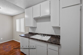 1880 Locust Ave in Long Beach, CA - Foto de edificio - Building Photo