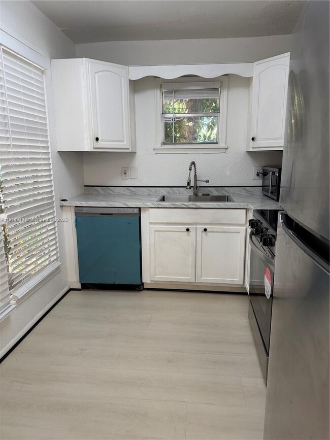 125 SW 1st Ave in Hallandale Beach, FL - Building Photo - Building Photo