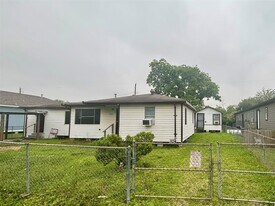 6814 Covington Dr in Houston, TX - Building Photo