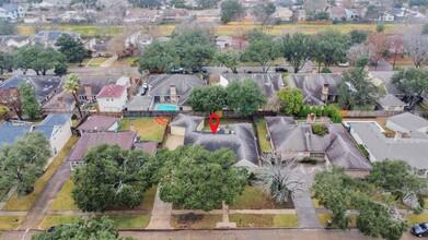 8006 Oakington Dr in Houston, TX - Foto de edificio - Building Photo