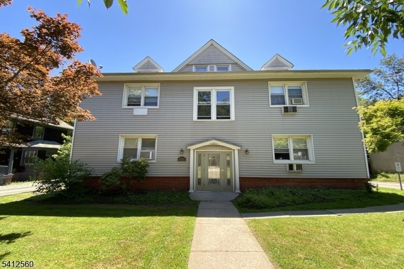 44 Gates Ave in Montclair, NJ - Building Photo