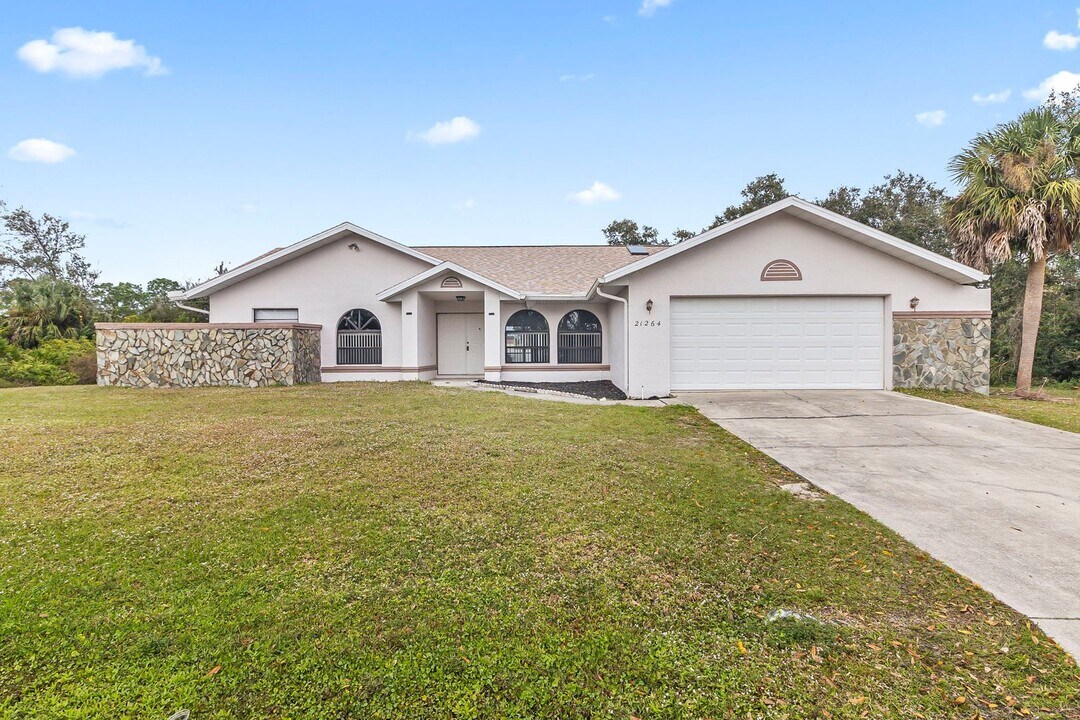 21264 Hawthorne Ave in Port Charlotte, FL - Building Photo
