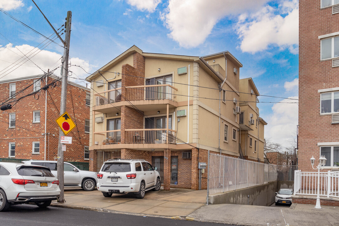 2018 Jerome Ave in Brooklyn, NY - Foto de edificio