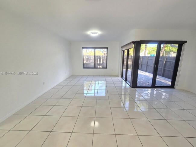 15081 SW 127th Ct in Miami, FL - Foto de edificio - Building Photo