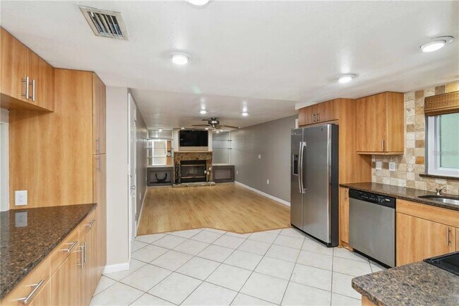 4021 Barry Way in Sarasota, FL - Building Photo - Building Photo