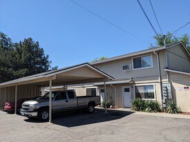 250 N 5th St in Central Point, OR - Building Photo