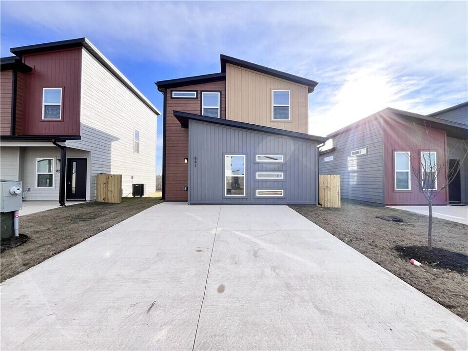 841 Reading RR Ln in Bentonville, AR - Building Photo