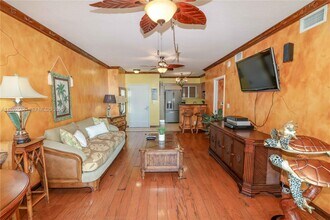 335 S Biscayne Blvd in Miami, FL - Building Photo - Building Photo