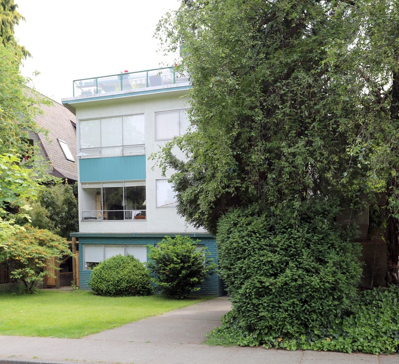 Royal Manor in Vancouver, BC - Building Photo