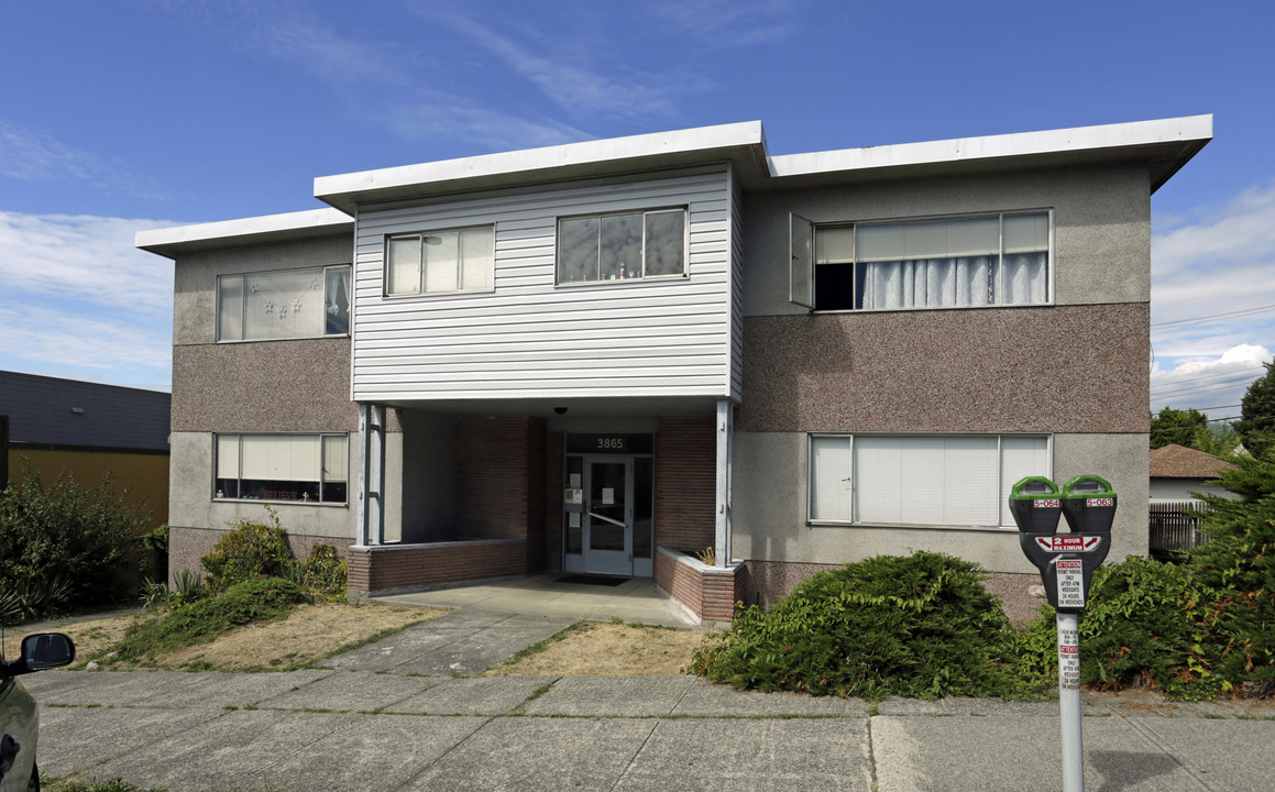 3865 Sunset St in Burnaby, BC - Building Photo