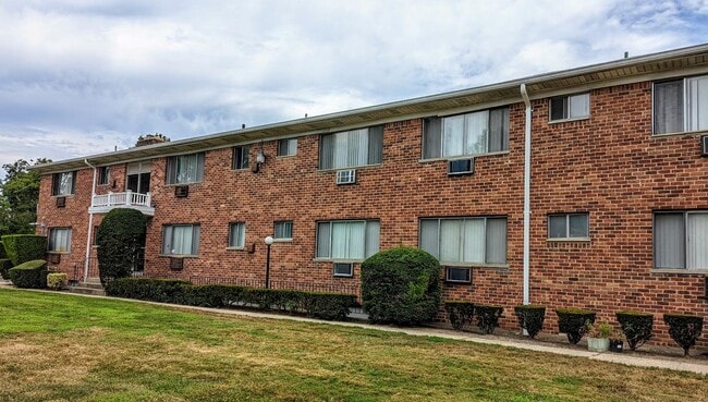 91 S Clinton Ave in Bay Shore, NY - Building Photo - Building Photo