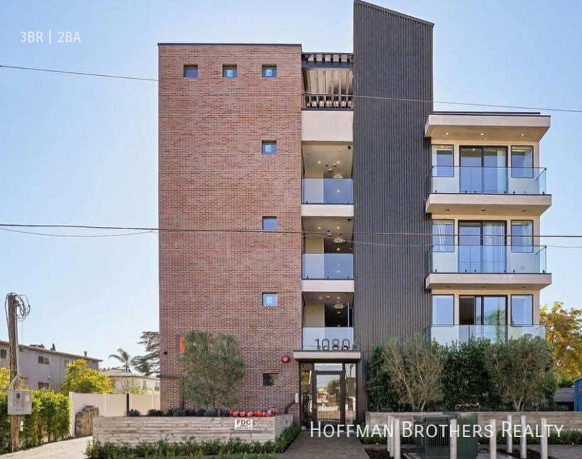 10806 Blix St in Los Angeles, CA - Building Photo