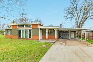 159 Oak Dr in Lake Jackson, TX - Building Photo