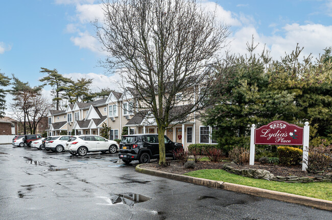 Milestone Condominiums in Farmingdale, NY - Foto de edificio - Building Photo