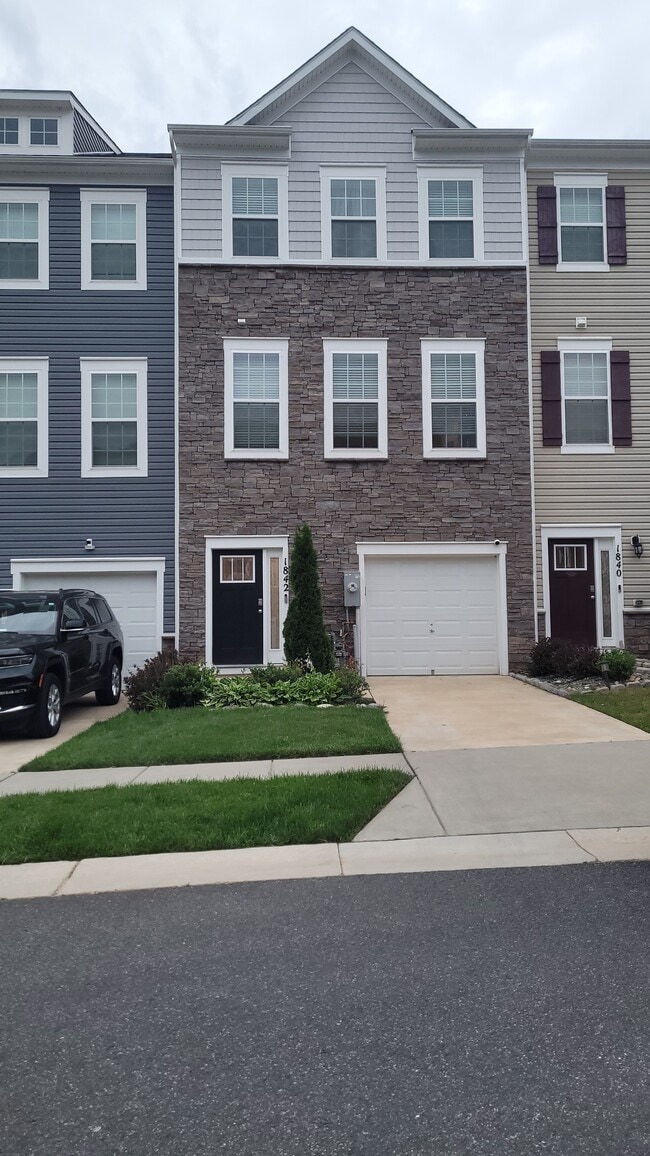 property at 1842 Roslynhill Trl