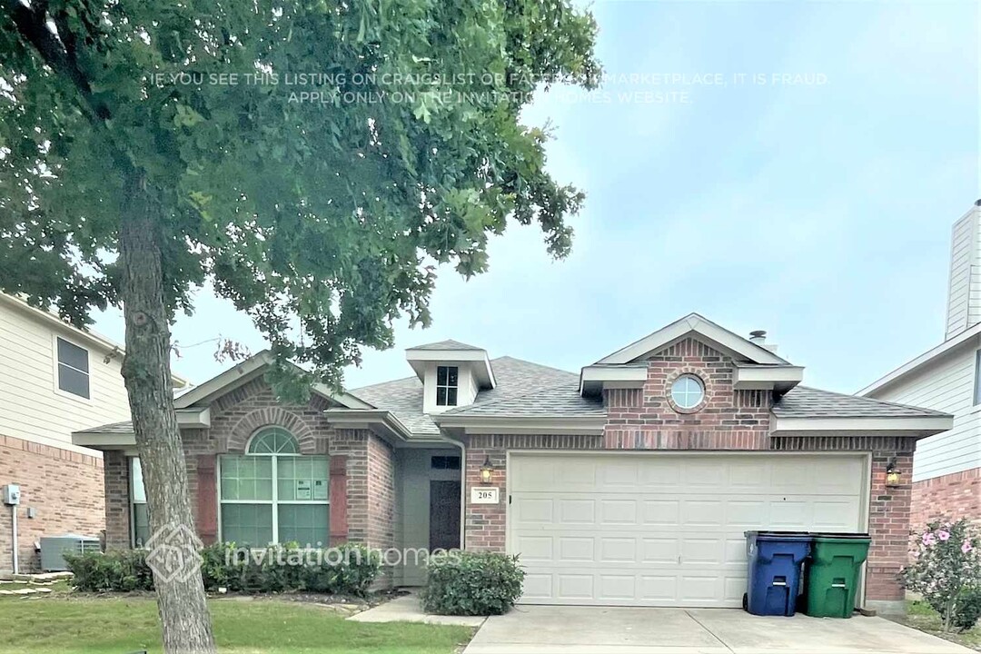 205 Stampede St in Waxahachie, TX - Building Photo