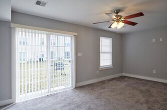 2102 E Oak Rd in Vineland, NJ - Building Photo - Building Photo