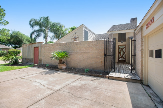 2303 Silver Sage Dr in Houston, TX - Building Photo - Building Photo