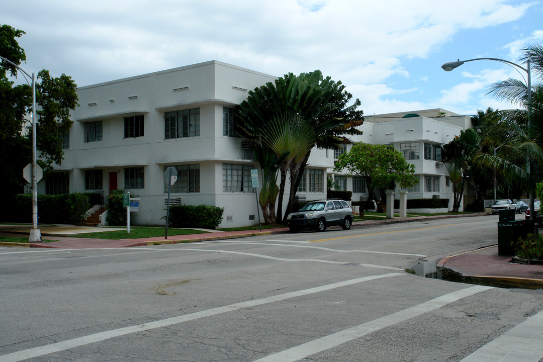 10418 8th St in Miami Beach, FL - Building Photo