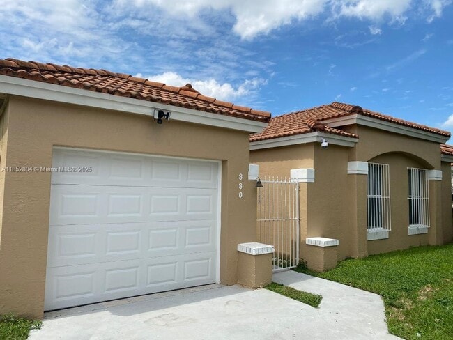 880 NW 123rd Ct in Miami, FL - Foto de edificio - Building Photo