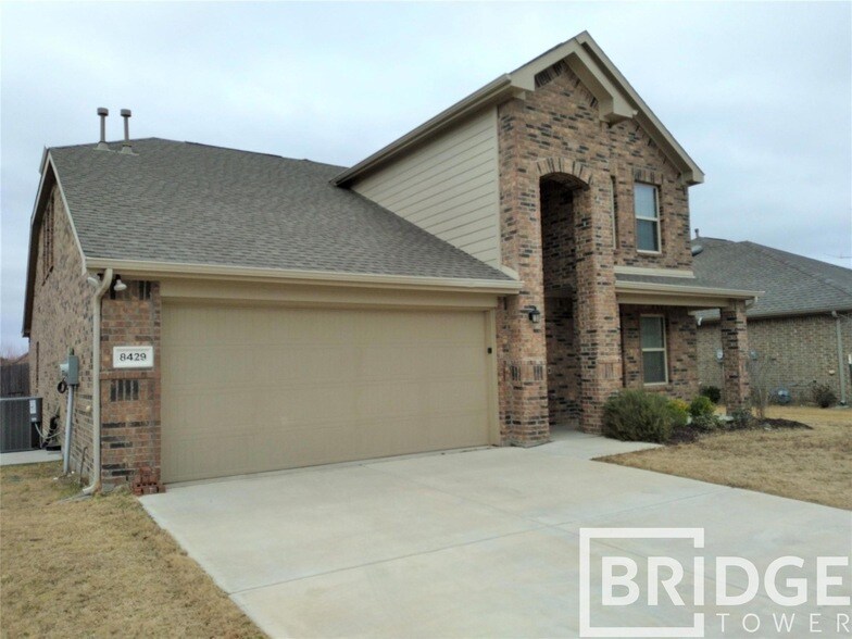 8429 Sweet Flag Ln, Unit Z-26 in Fort Worth, TX - Building Photo