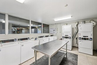 Thornton Place Apartments in Minneapolis, MN - Building Photo - Building Photo