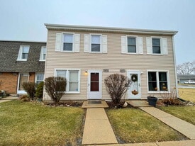 1674 Shamrock Ct in Aurora, IL - Building Photo