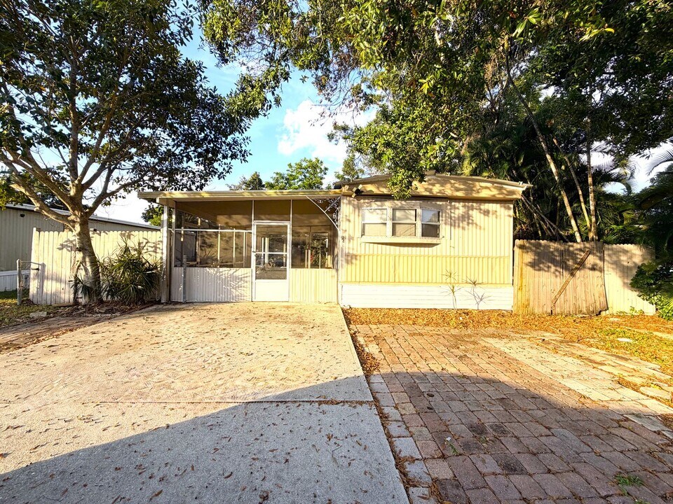 240 State St in North Fort Myers, FL - Building Photo