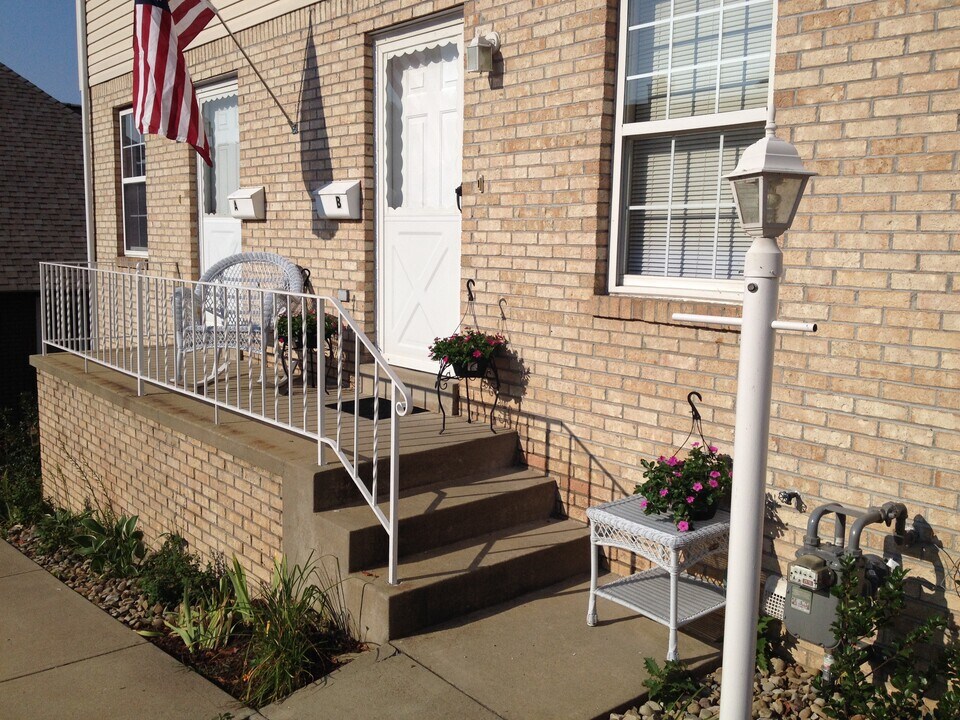 239 N Jefferson Ave, Unit D in Canonsburg, PA - Foto de edificio